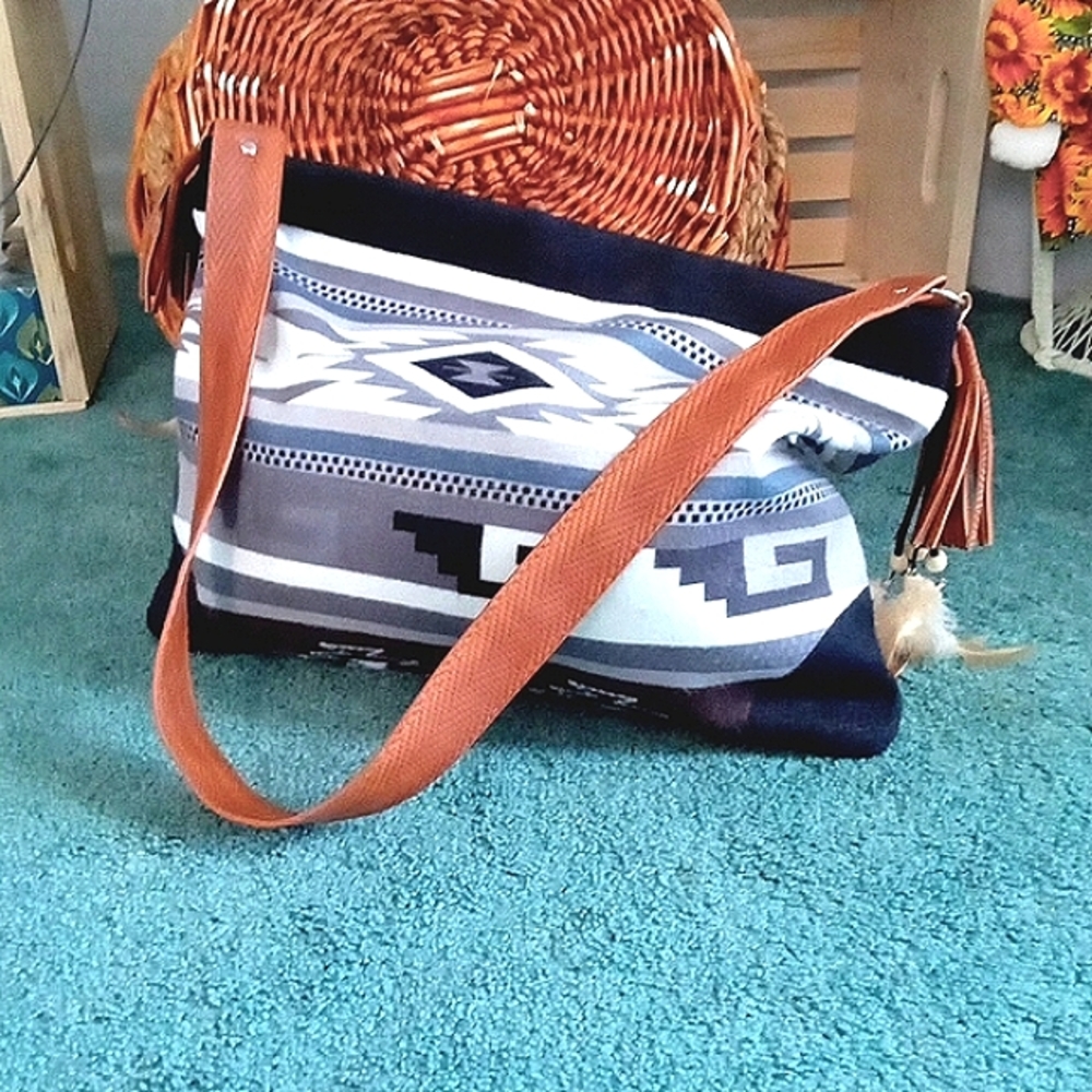 SOUTHWESTERN BLACK/GRAY/WHITE SHOULDER BAG